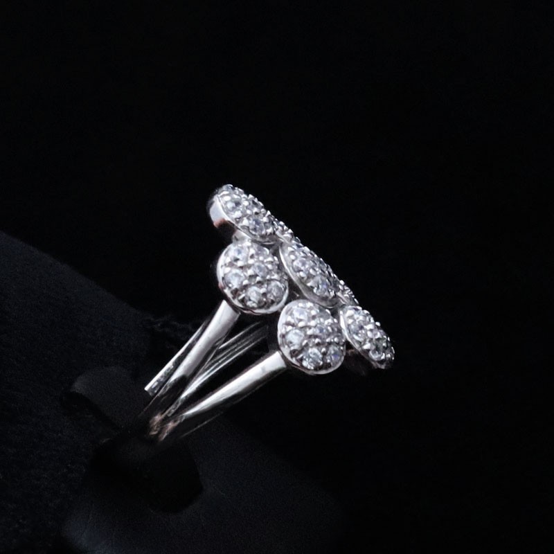White gold ring in daisy design