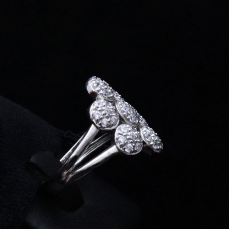 White gold ring in daisy design