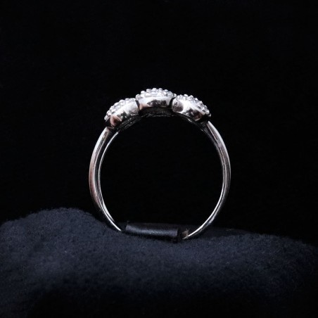 White gold ring in daisy design