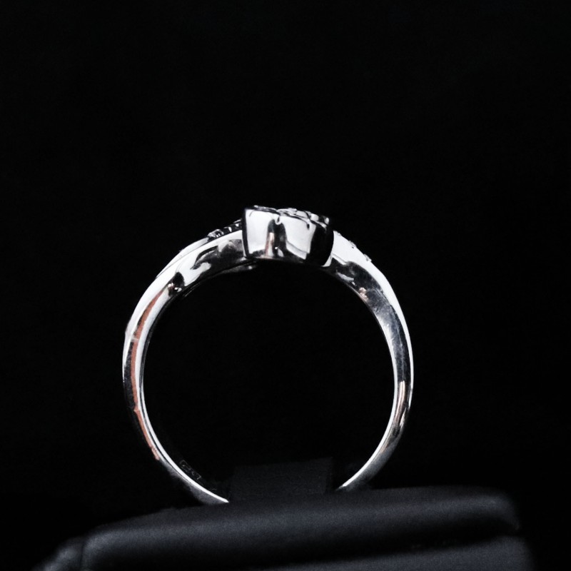 λευκοχρυσο δαχτυλιδι με σχεδιο