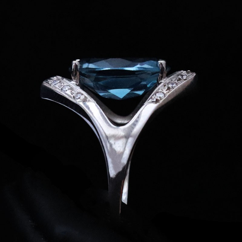 white gold ring with aquamarine stone