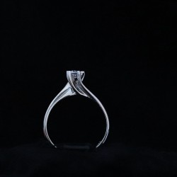 single stone ring with cubic zirconia stone 2