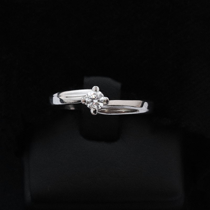 White gold ring with cubic zirconia stone