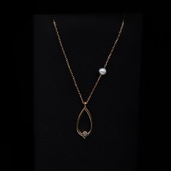pendant necklace with pearl