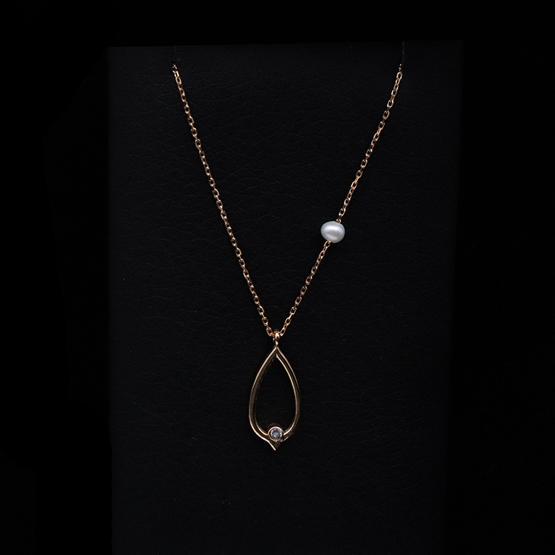 pendant necklace with pearl