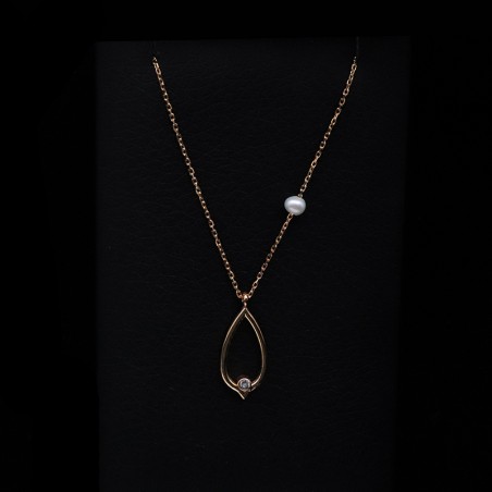 pendant necklace with pearl
