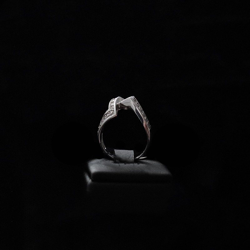 λευκοχρυσο δαχτυλιδι με πετρες ζιργκον