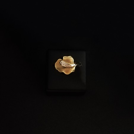 gold ring with leaf design