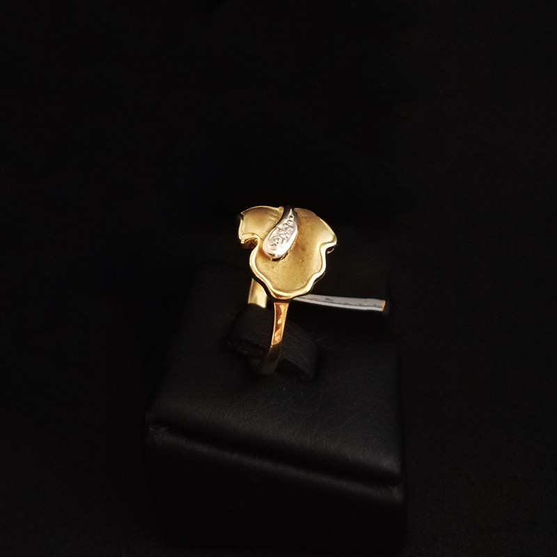gold ring with leaf design