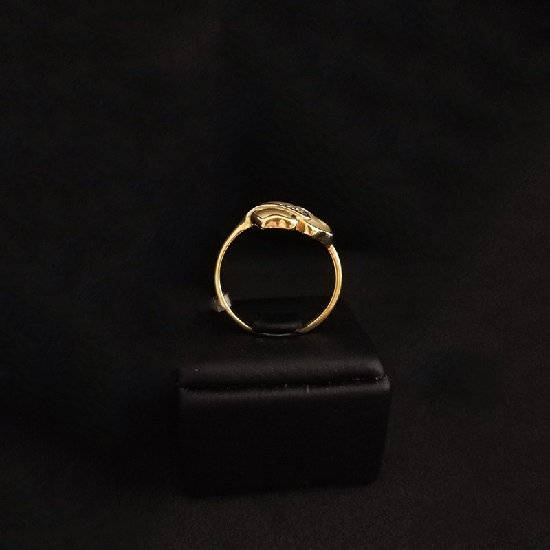 gold ring with leaf design