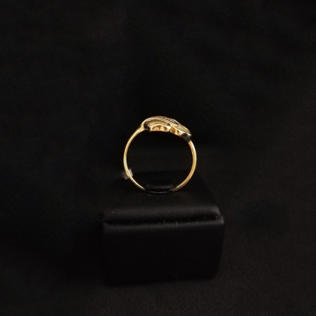 gold ring with leaf design