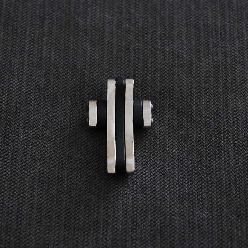 σταυρος ατσάλινος με λευκο και μαυρο ατσαλι