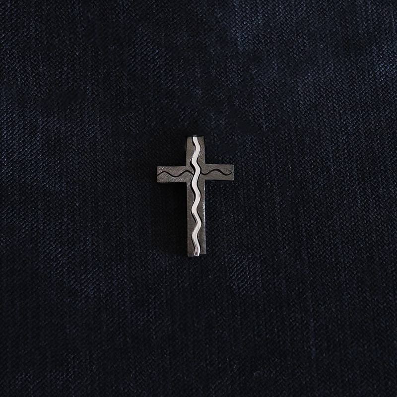 split cross in black silver