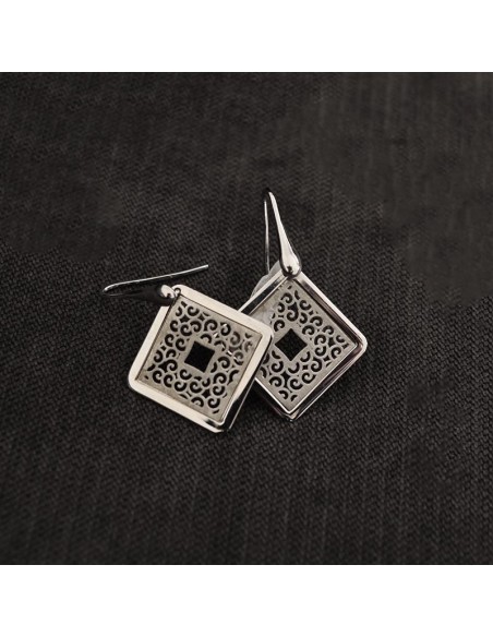 HANGING EARRINGS IN RHOMBES