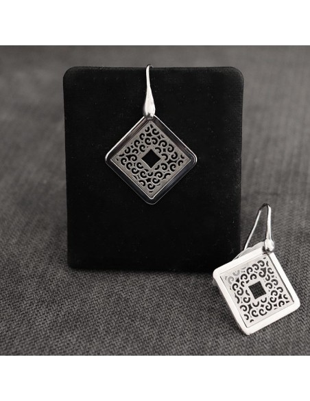 HANGING EARRINGS IN RHOMBES