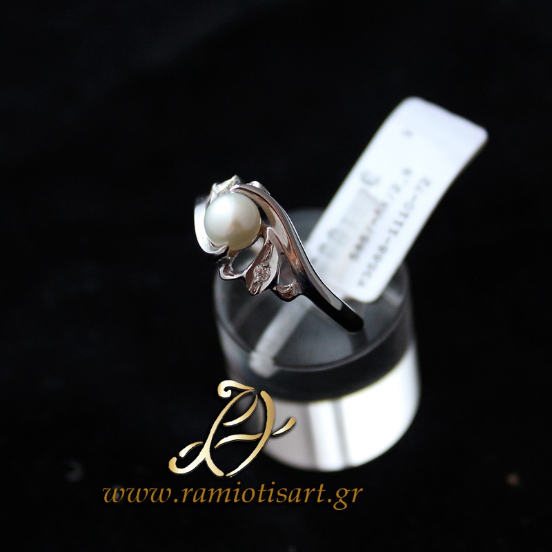 white gold ring with pearl and cubic zirconia