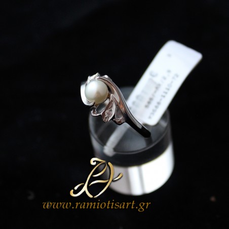 white gold ring with pearl and cubic zirconia