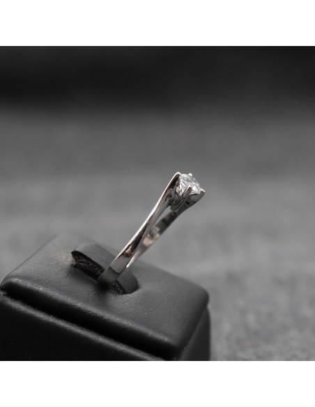 WHITE GOLD SINGLE STONE