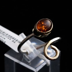 ring opening in silver with oval amber