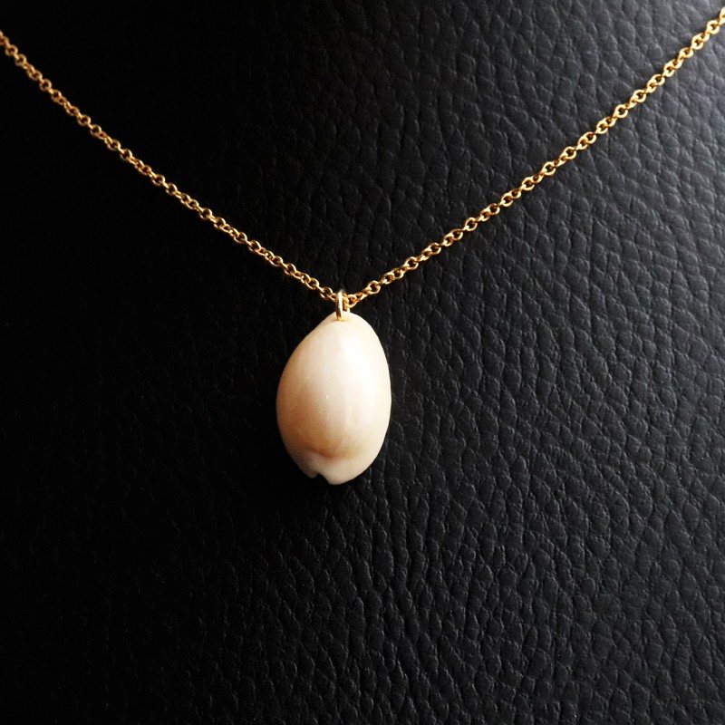 necklace gilded with shell