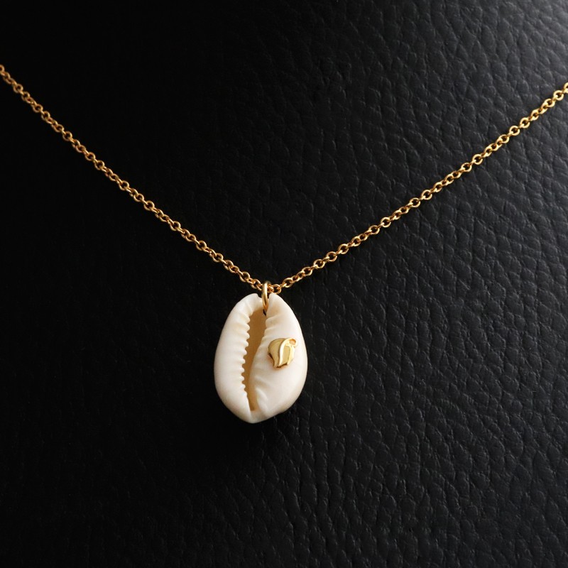 necklace gilded with shell