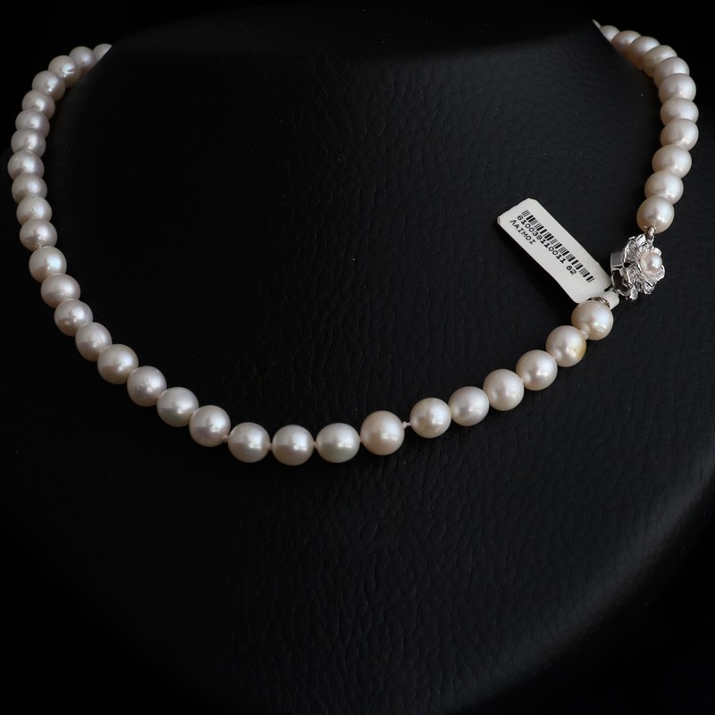 Natural off-white pearl necklace with pearl clasp