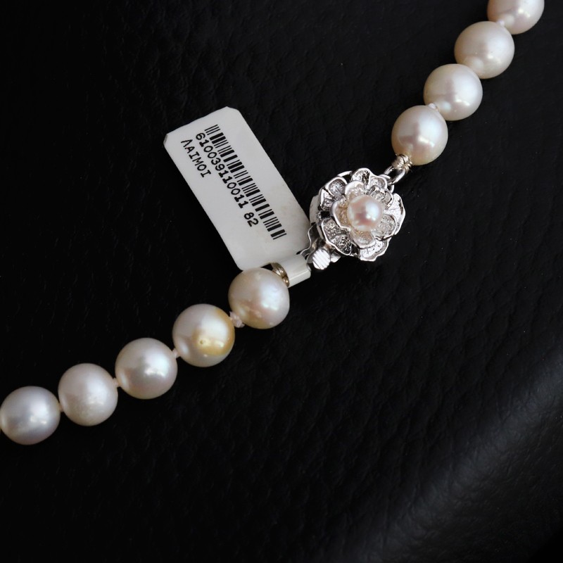 Natural off-white pearl necklace with pearl clasp