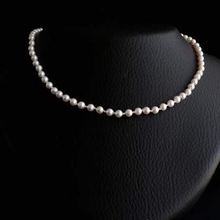 necklace with white shiny pearls