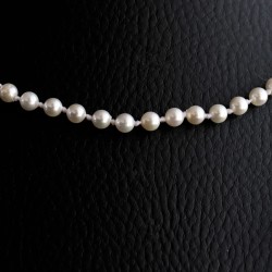 necklace with white shiny pearls 2