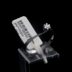 single stone ring with brilliance stone