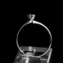 single stone ring with brilliance stone 2