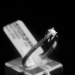 single stone ring with brilliance stone 2