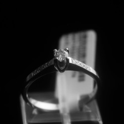 single stone ring with brilliance stone